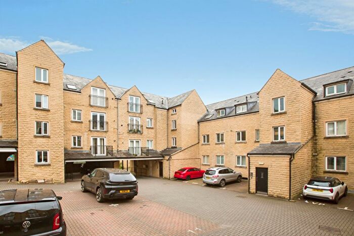 2 Bedroom Flat For Sale In West View, Boothtown, Halifax, HX3