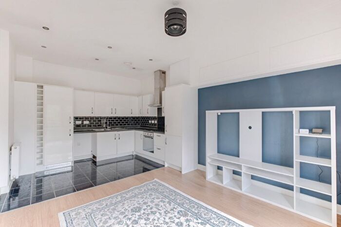 2 Bedroom Flat For Sale In Parkgate Mews, Shirley, Solihull, West Midlands, B90