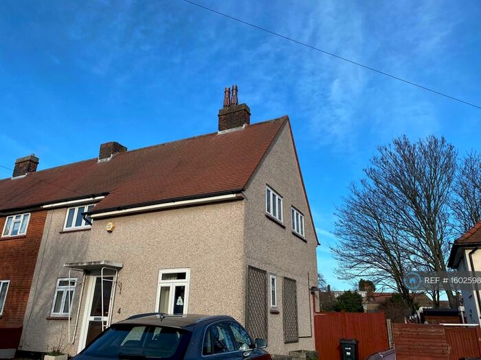 3 Bedroom Semi-Detached House To Rent In Rayleigh Road, Woodford Green, IG8