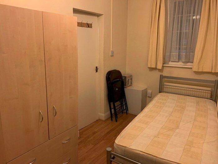 Studio To Rent In High Street, Edgware, HA8