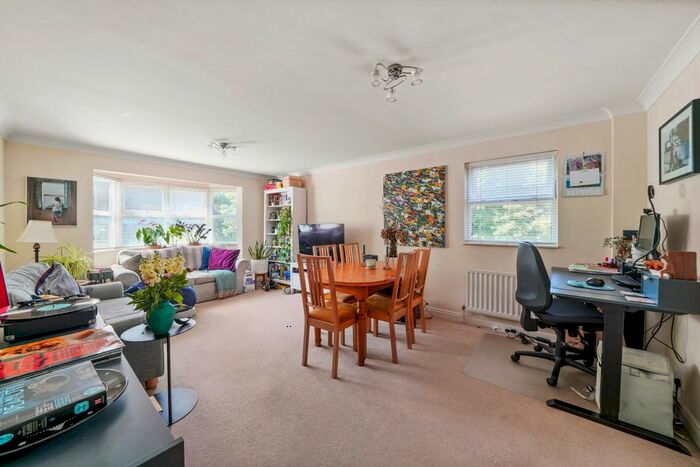 2 Bedroom Flat To Rent In Lytton Grove, Putney, London, SW15