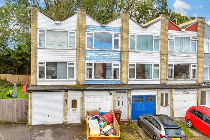 3 Bedroom Town House For Sale In Harptree Drive, Walderslade, Chatham, Kent, ME5