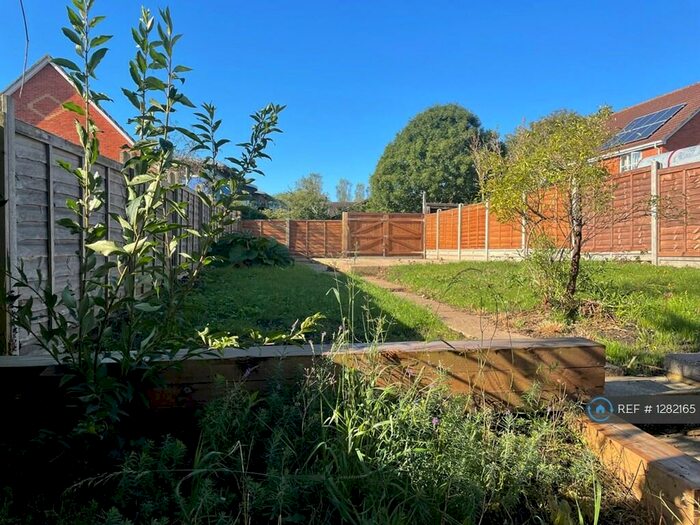 3 Bedroom Semi-Detached House To Rent In Lipscombe Rise, Alton, GU34