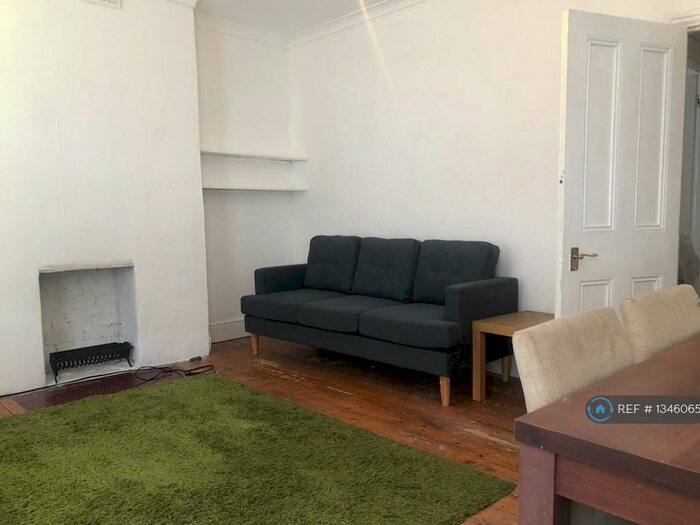 1 Bedroom Flat To Rent In Plumstead Common Road, London, SE18