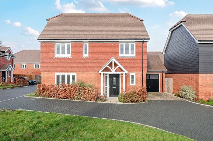 4 Bedroom Detached House For Sale In Fuggle Hop Close, Tongham, Farnham, Surrey, GU10