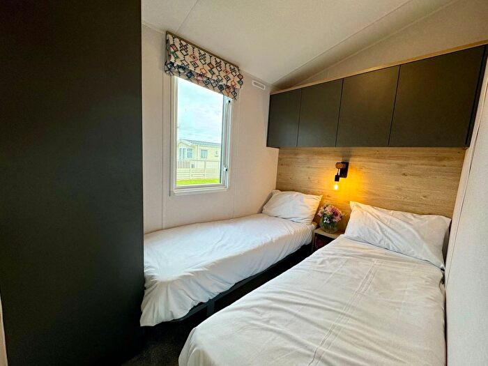 2 Bedroom Mobile/park Home For Sale In St. Johns Road, Whitstable, CT5