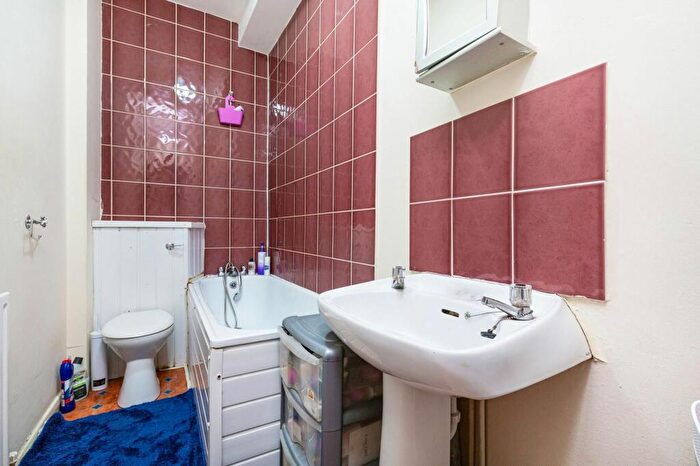 1 Bedroom Apartment For Sale In A Blenheim Grove, London, Greater London, SE15
