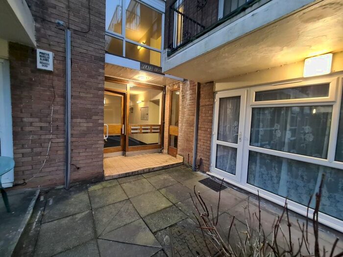 2 Bedroom Flat To Rent In Milton Court, Bury Old Road, Salford M7