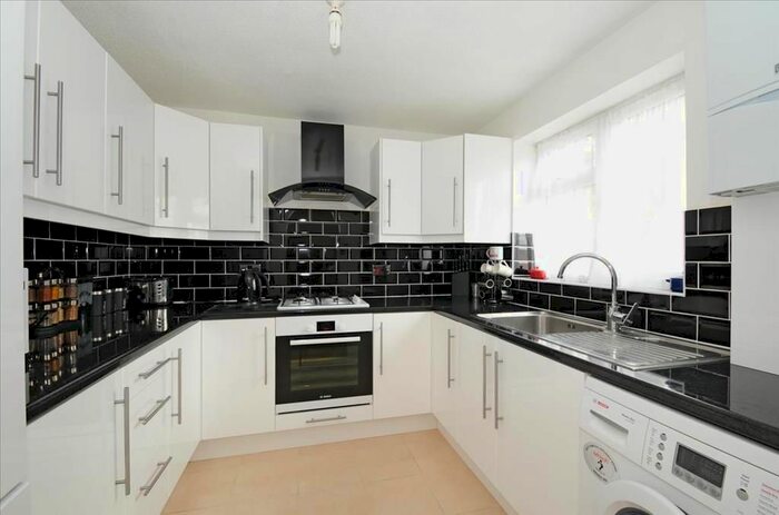 2 Bedroom Flat To Rent In Marshalls Close, New Southgate, London, N11