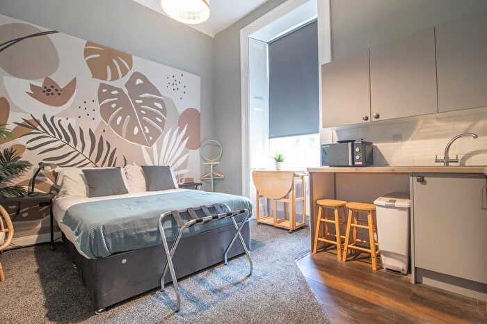 1 Bedroom Flat To Rent In Hillhead, G12