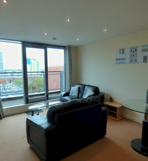 1 Bedroom Flat To Rent In Paramount Building, SN1