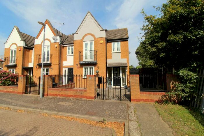 3 Bedroom End Of Terrace House To Rent In Wallis Close, Hornchurch, RM11