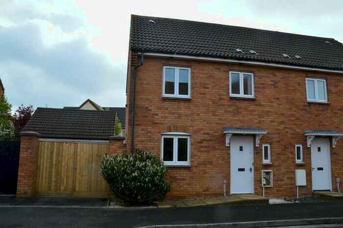 3 Bedroom Semi-Detached House To Rent In The Fields, BS22