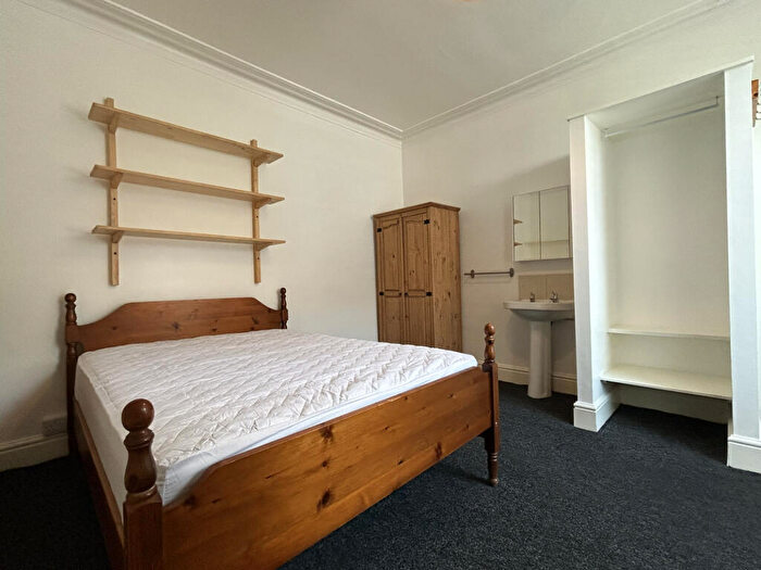 1 Bedroom Apartment To Rent In Noster View, Leeds, West Yorkshire, LS11