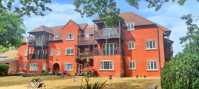 2 Bedroom Flat To Rent In Whincroft Close, Ferndown, Dorset, BH22