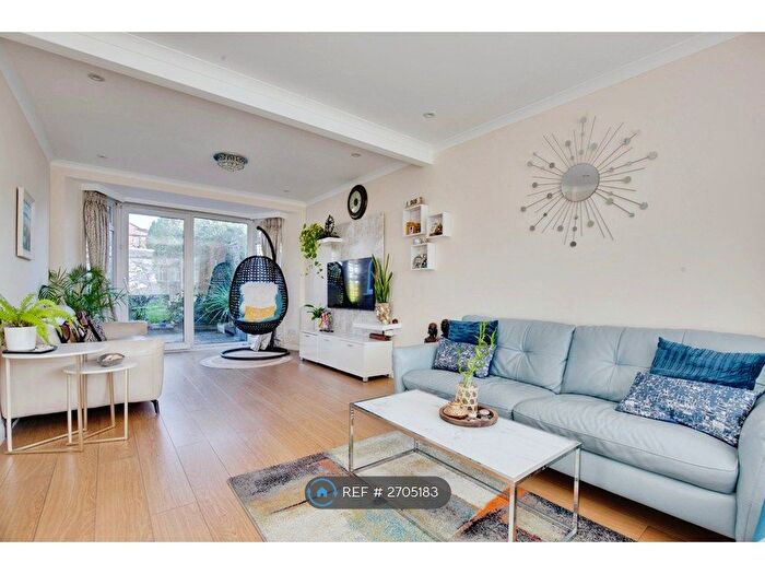 4 Bedroom Semi Detached House To Rent In Thistlecroft Gardens, Stanmore, HA7