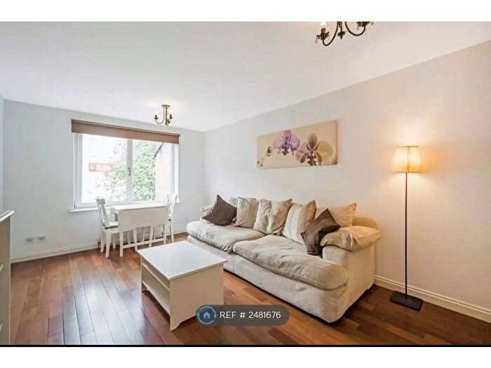 2 Bedroom Flat To Rent In Crawford Lane, Glasgow, G11