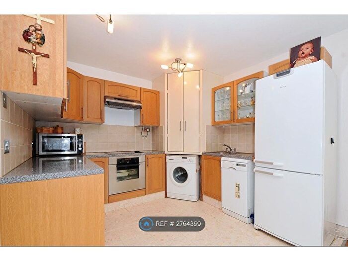 2 Bedroom Flat To Rent In Woodside Park Road, London, N12