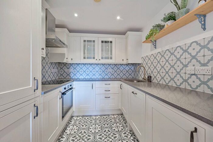 2 Bedroom Flat For Sale In Garratt Lane, Earlsfield, London, SW18