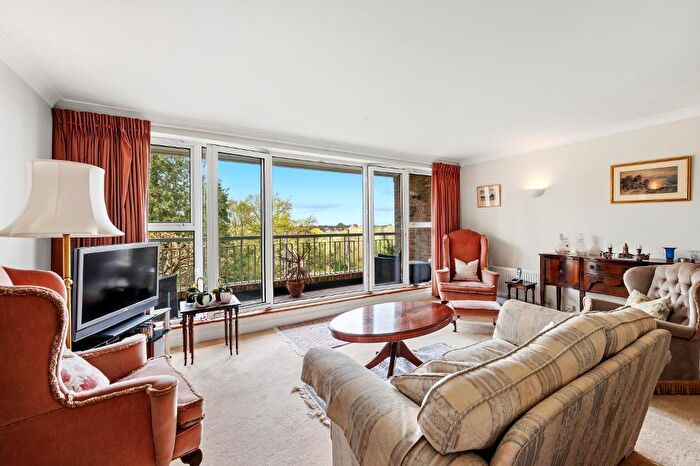 2 Bedroom Apartment For Sale In Oatlands Drive, Weybridge, Surrey, KT13