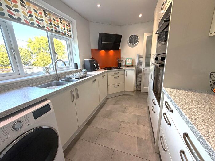 4 Bedroom Detached House For Sale In East Drove, BH19 - Photo 12
