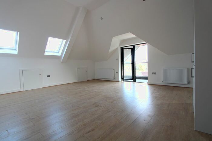 3 Bedroom Flat To Rent In Julien Road, Coulsdon, CR5
