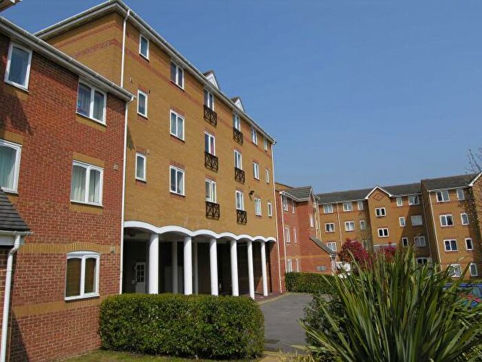2 Bedroom Flat To Rent In Ascot Court, Aldershot, GU11