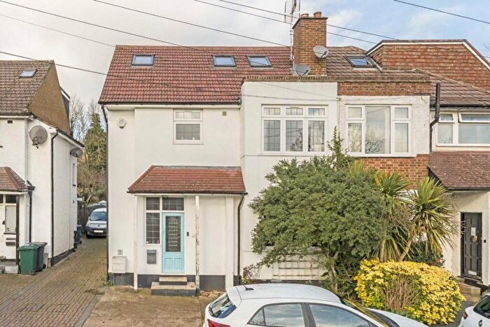 4 Bedroom Semi Detached House For Sale In Wise Lane, Mill Hill, NW7