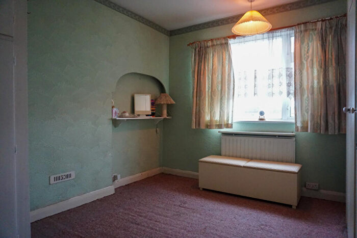 3 Bedroom End Of Terrace House For Sale In Hadley Road, Mitcham, CR4