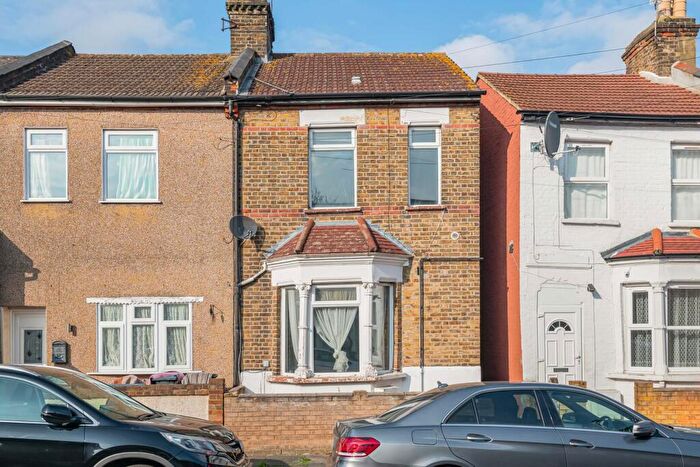 3 Bedroom End Of Terrace House For Sale In Beamish Road, London, N9