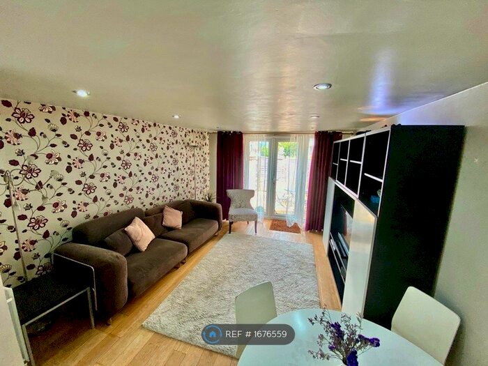 3 Bedroom Maisonette To Rent In Dempster Road, London, SW18