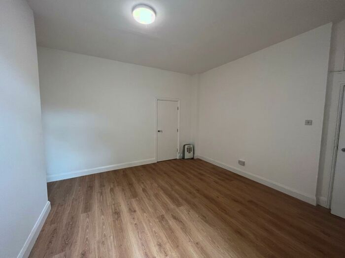 1 Bedroom Apartment To Rent In Private Road, NG3
