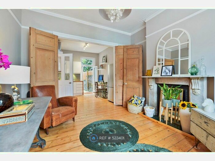 2 Bedroom Flat To Rent In Macfarlane Road, London W12