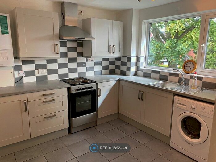 2 Bedroom Flat To Rent In Kingsbrook Court, Manchester, M16