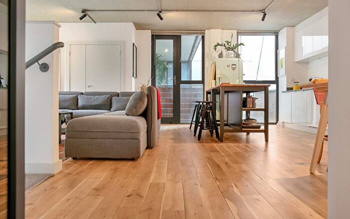 3 Bedroom Flat To Rent In Dalston Lane, Hackney, E8