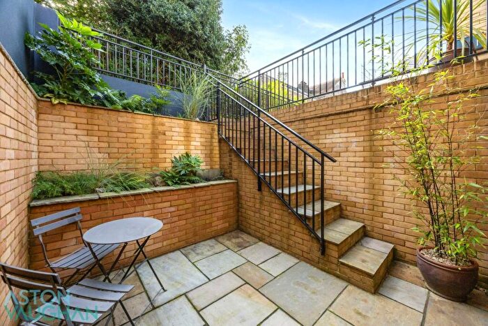 2 Bedroom Detached House For Sale In East Drive, Brighton, BN2