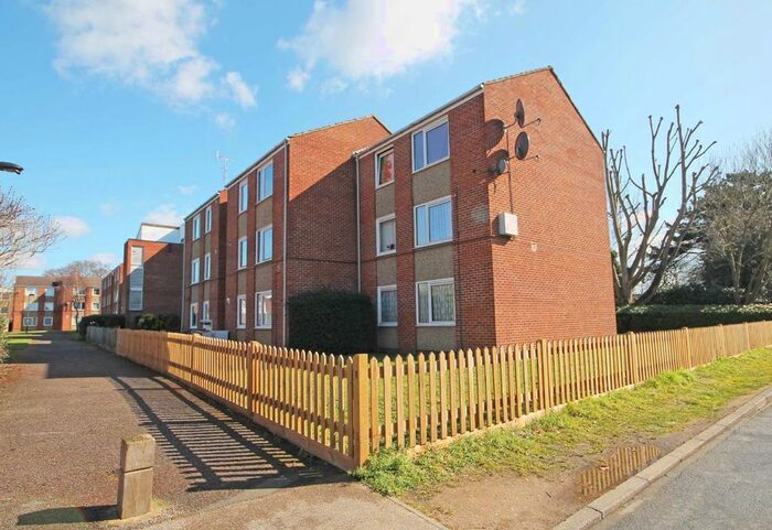 1 Bedroom Flat To Rent In Deacons Walk, Hampton, TW12