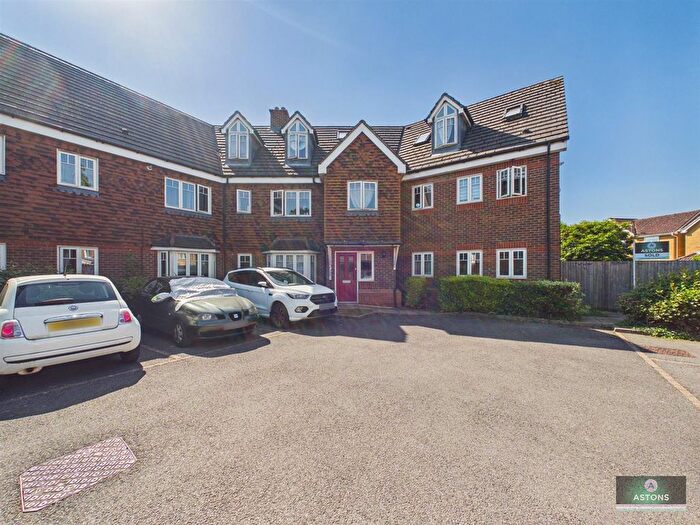 2 Bedroom Flat To Rent In Rosemead Gardens, Southgate, RH10