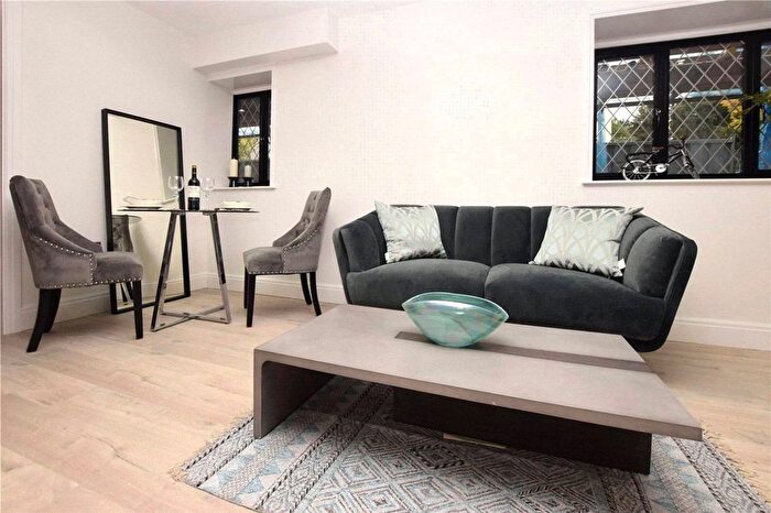 1 Bedroom Flat To Rent In , Bushey, WD23