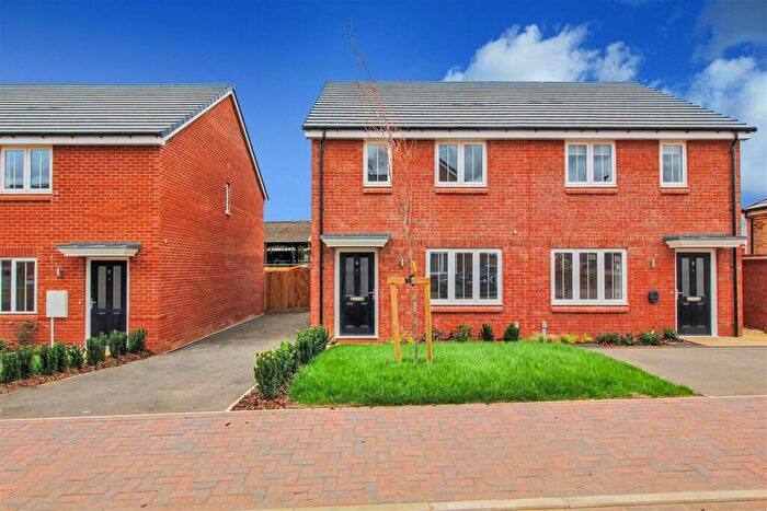 3 Bedroom Semi-Detached House To Rent In , Wheatsheaf Close, Wellingborough, NN8