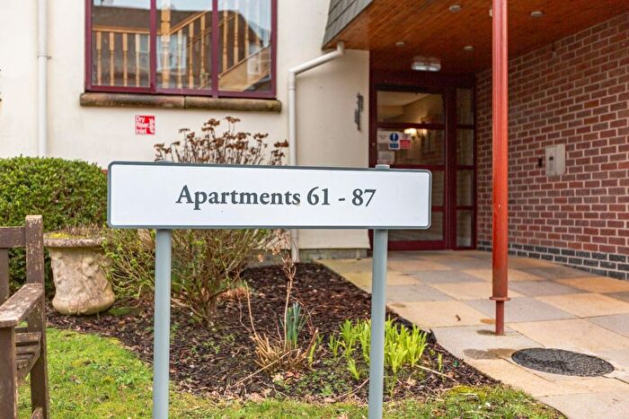 2 Bedroom Flat For Sale In Clyne Common, Swansea, SA3