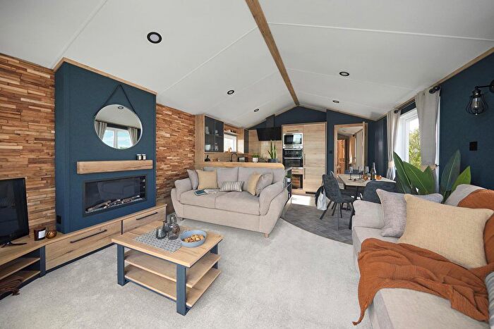 2 Bedroom Park Home For Sale In Warners Lane, Selsey, Chichester, PO20