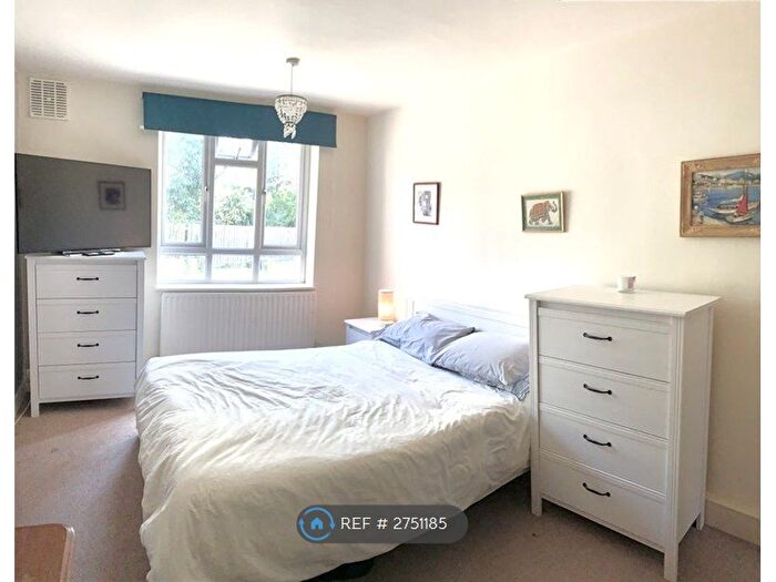 2 Bedroom Flat To Rent In Zaire Court, London, SW4