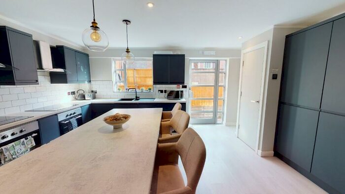 8 Bedroom Flat To Rent In North Sherwood Street, Arboretum, Nottingham, NG1