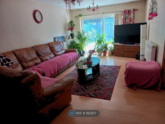 5 Bedroom Bungalow To Rent In Royston Way, Slough, SL1