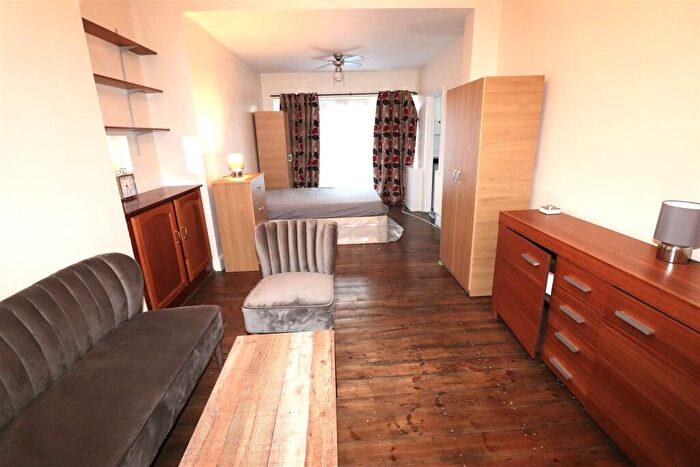 Flat To Rent In Durham Road, Harrow, HA1