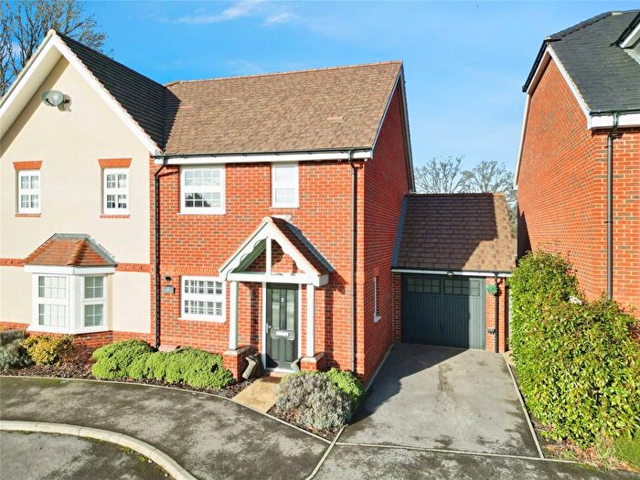 3 Bedroom Semi Detached House For Sale In Gale Close, Yateley, Hampshire, GU46