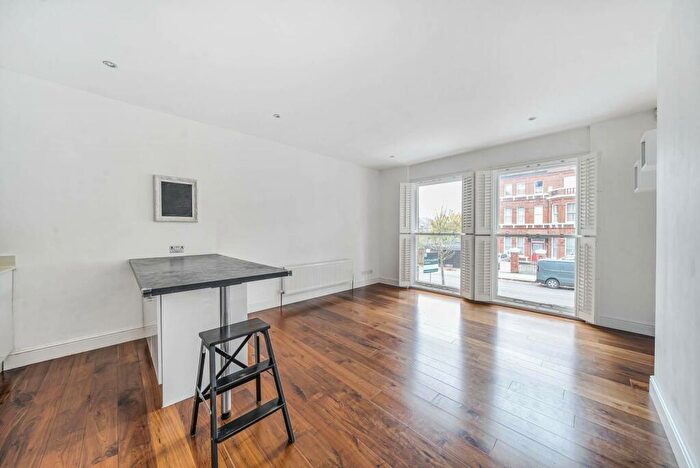 2 Bedroom Flat To Rent In Minster Road, West Hampstead, London, NW2