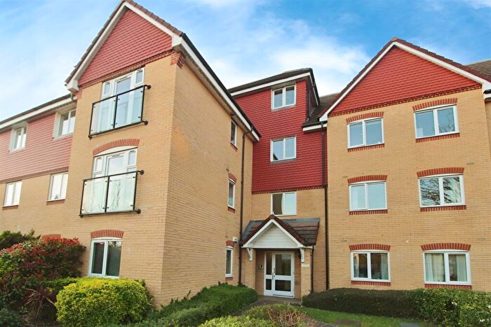 2 Bedroom Flat For Sale In Bower Way, Slough, SL1