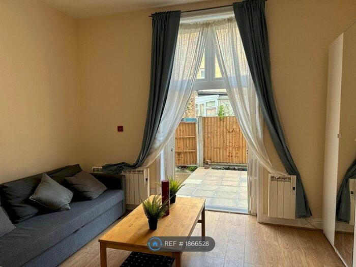 Studio To Rent In Gloucester Drive, London, N4